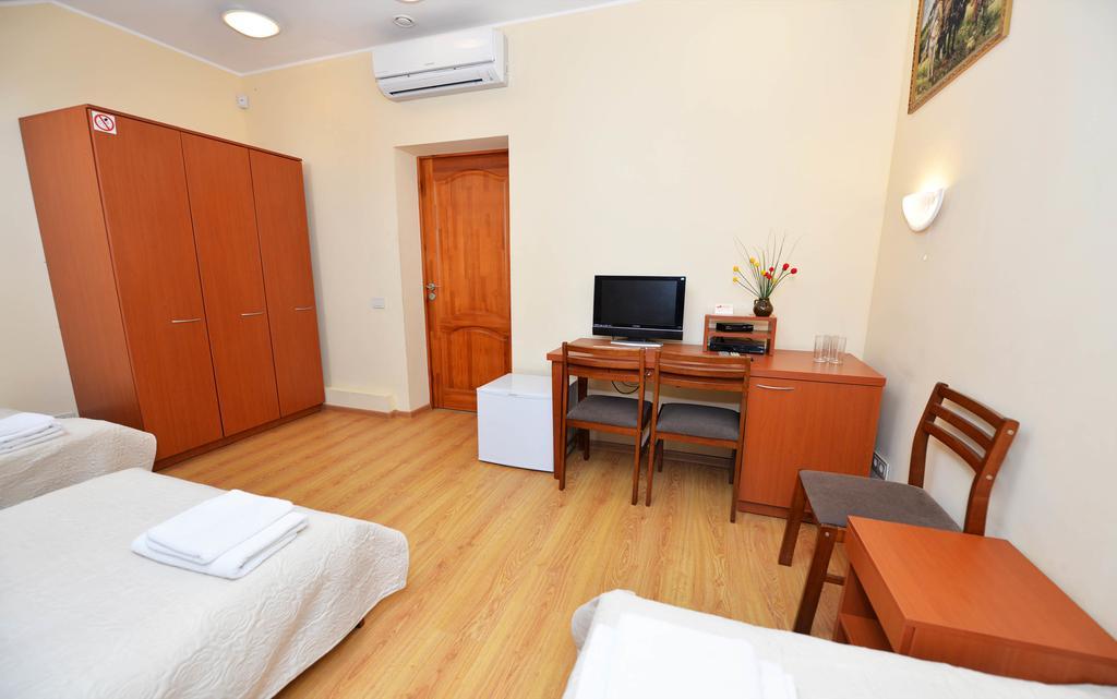 Klaipeda Inn Private Parking And Kitchen Room photo