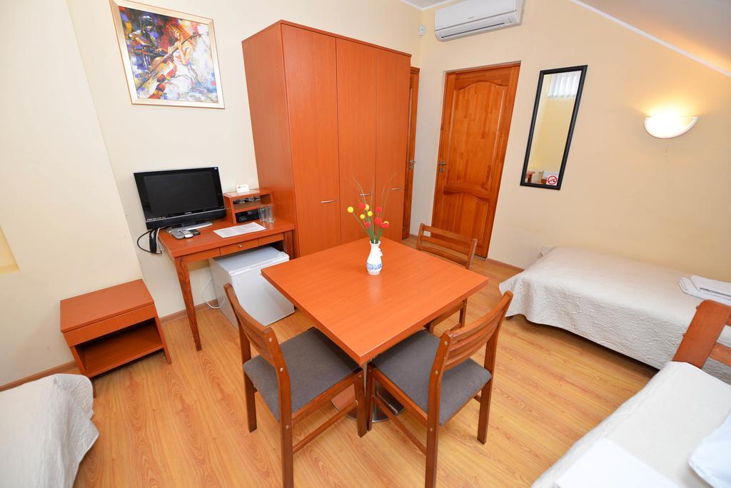 Klaipeda Inn Private Parking And Kitchen Room photo